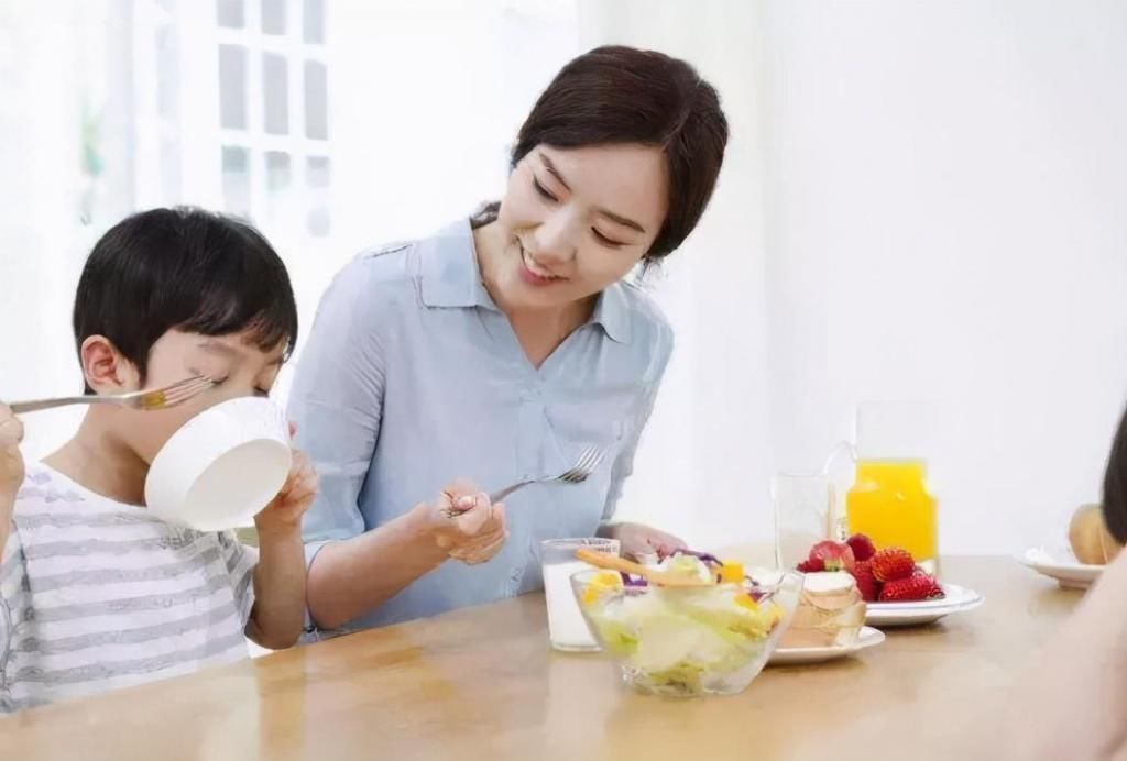 身高|兄弟俩一个天天吃钙片,一个天天喝牛奶,5年后成最萌身高差