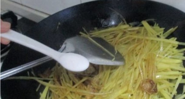  此物|提个醒炒土豆不能放此物，吃了就是没病找病，现在知道还不晚