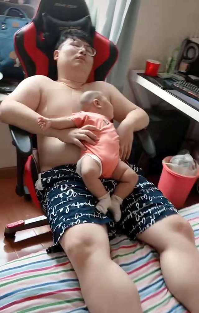 游戏|爸爸打游戏比赛时,被妈妈强制带娃,宝宝表现笑翻网友替父出征