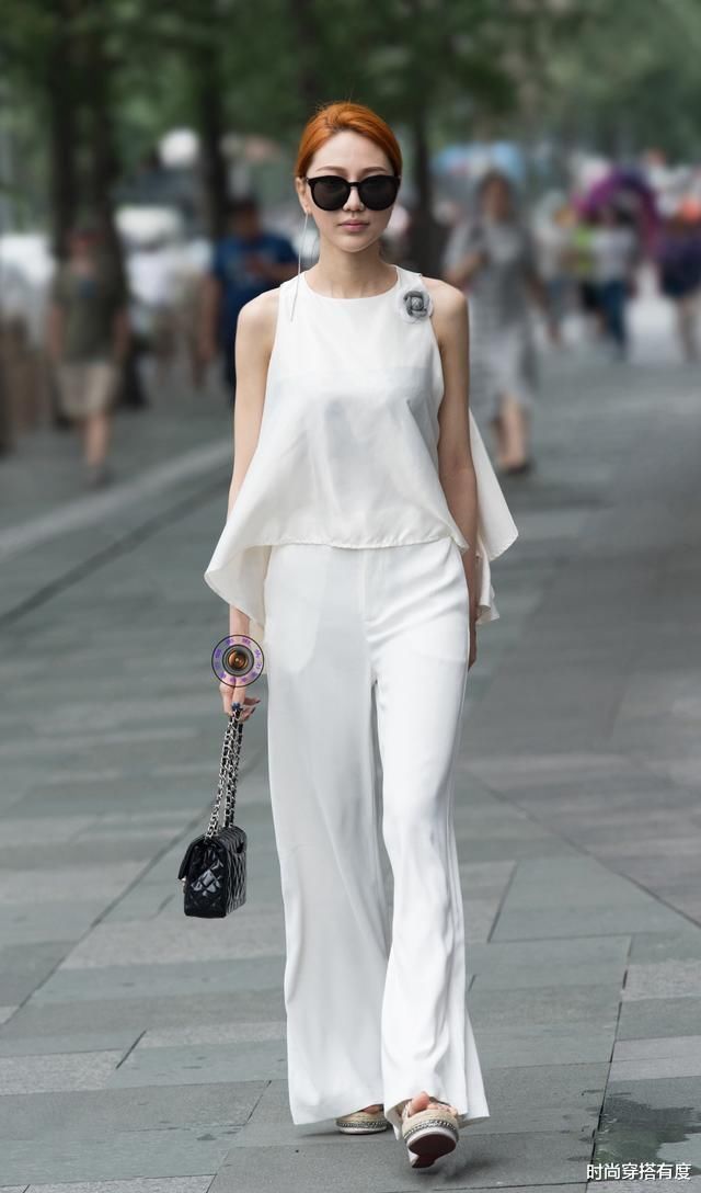 魅力动人的打底裤装扮很有时尚感，透出完美的成熟感，时尚魅力