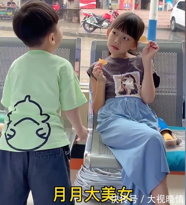 薯片|嘴巴抹蜜!弟弟为讨口吃的,不停喊姐姐美女,把姐姐哄得直迷糊