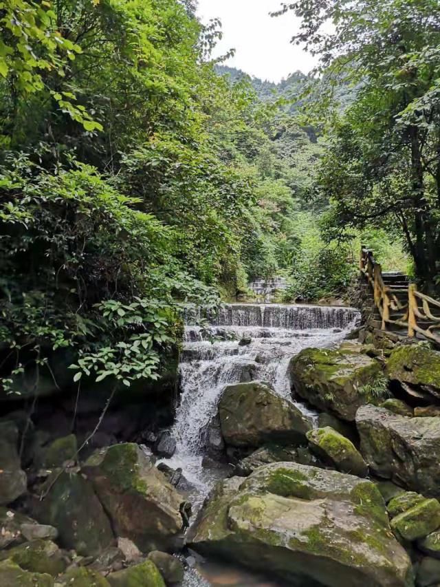 中年|成都媲美九寨沟的景区，雕刻“天下第一吻”，还是卓文君故里！