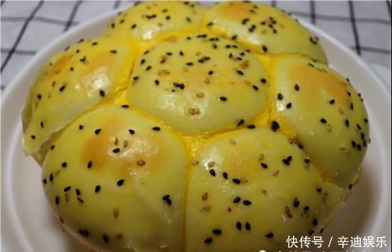 面粉里加入两个苹果,想不到这么好吃,松软香甜,出锅瞬间抢吃光