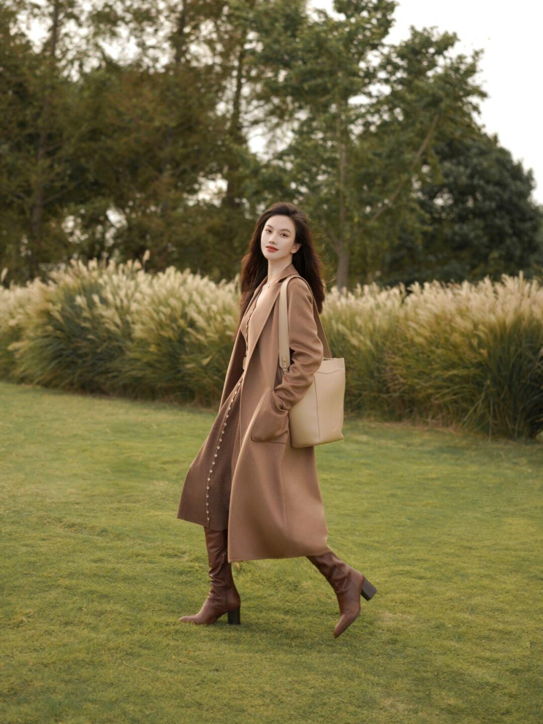 冬天|这个冬天还只会穿羽绒服?一件棕色大衣完全就能够搞定这个冬天,让你穿出女神范!
