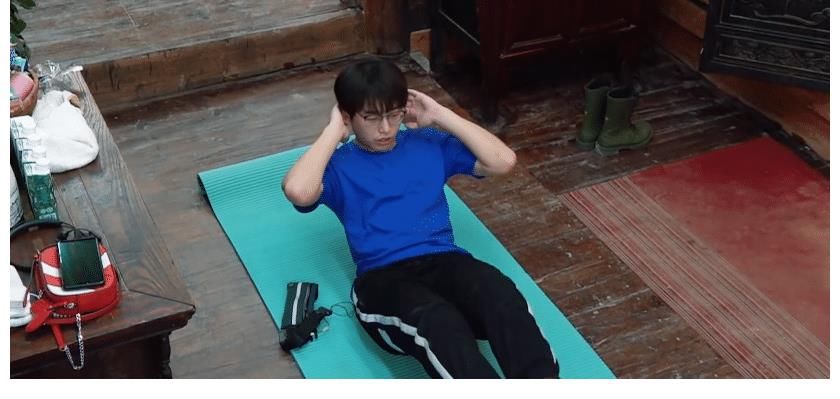 《五哈2》看完最新一期節(jié)目，終于明白現(xiàn)在的彭昱暢到底有多瘦！