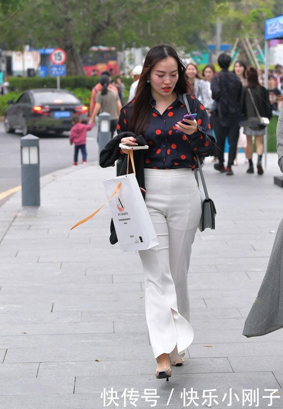 举动|小姐姐这个举动一看就是“货真价实”的名媛!你敢娶回家当老婆吗