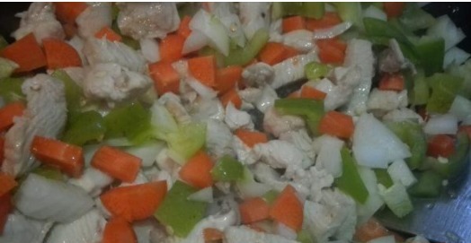 小侄儿来家里,给他们做了这道菜,刚上桌,儿子和他抢着吃