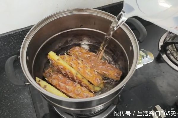 菠萝皮别再当垃圾扔掉了，放锅里煮一煮，解决家家户户的大难题！