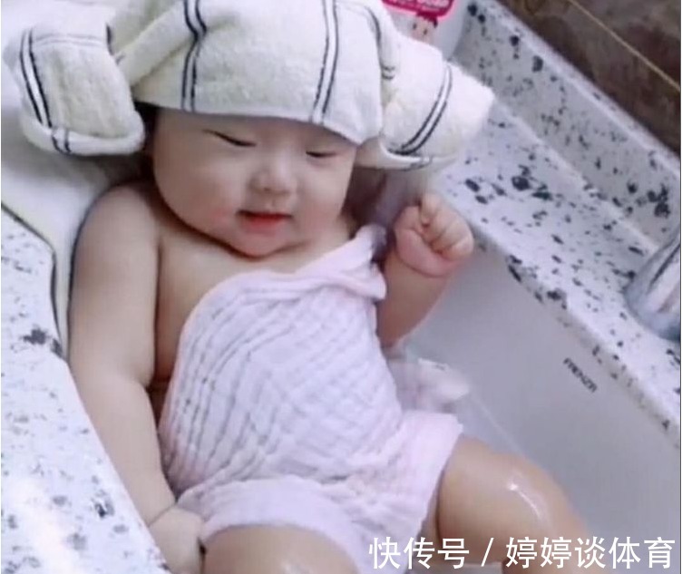 孩子|宝妈将8个月女儿丢给孩子爸,爸爸发来几张照片,宝妈直接笑喷了