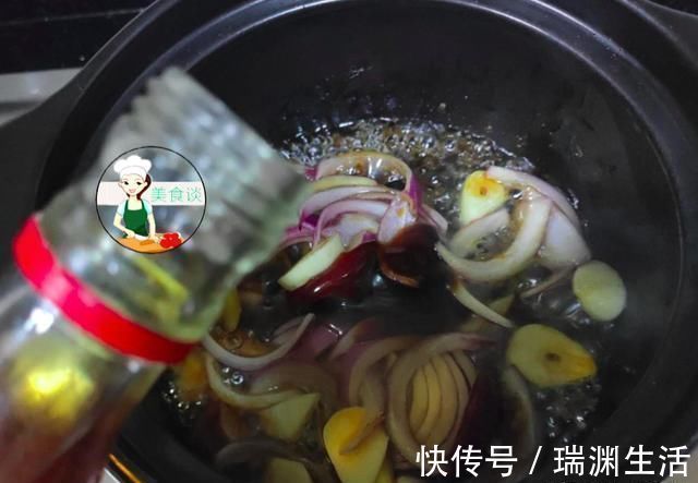 豆腐和此绝配,焖一焖鲜香嫩滑,做一锅连汤汁都不剩,便宜又营养