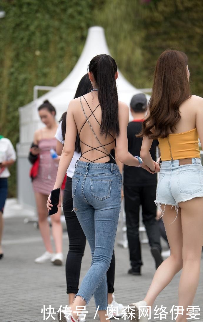 困恼|街拍:这种吊带露背上衣的穿法,一直困恼了很多人