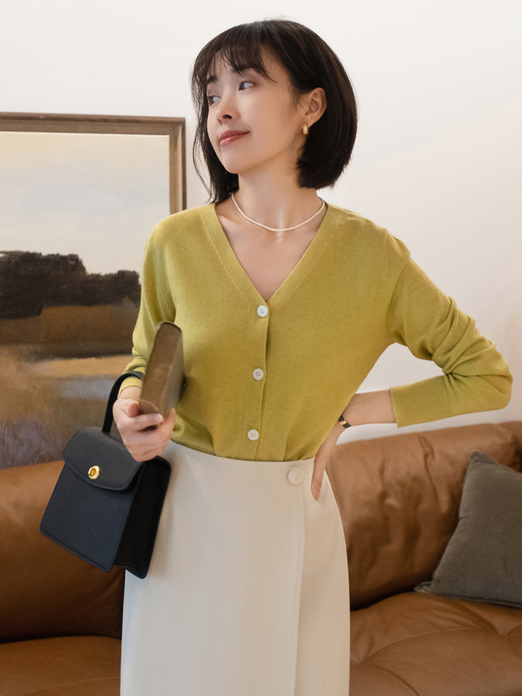 针织开衫|30+的女性怎么穿才好看,用粗条纹针织衫配薄纱半身裙,高级优雅