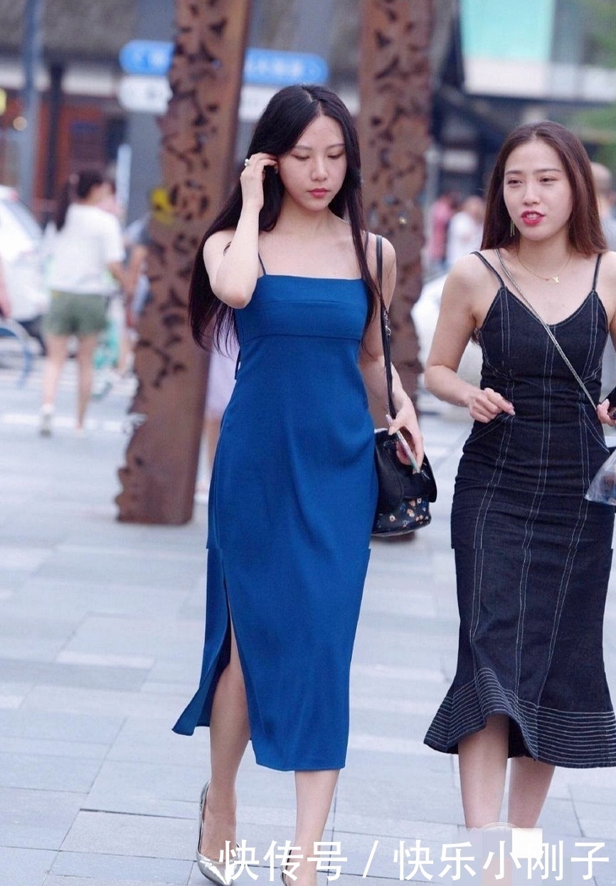 小姐姐穿幽蓝色长裙配银色高跟,显成熟的魅力,女人味十足!