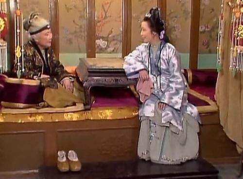 贾母#晴雯和袭人都是贾母调教的丫头,为何后来贾母喜欢晴雯讨厌袭人?