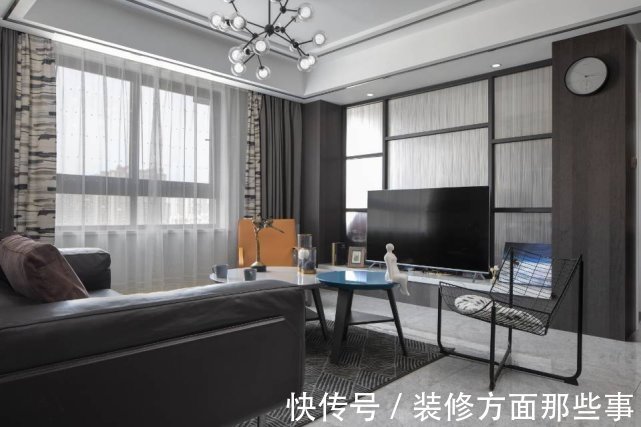 天蓝|115平客餐厅色调以黑白灰为主，加入木棕和天蓝作跳色