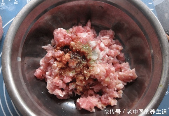 饺子|调肉馅时,只会放油可不行,掌握3点窍门,饺子鲜嫩多汁,香