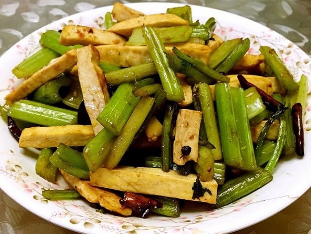 芹菜炒豆干|女性害怕“老得快”，常吃3食物，养出水嫩肌肤，祛皱淡化斑