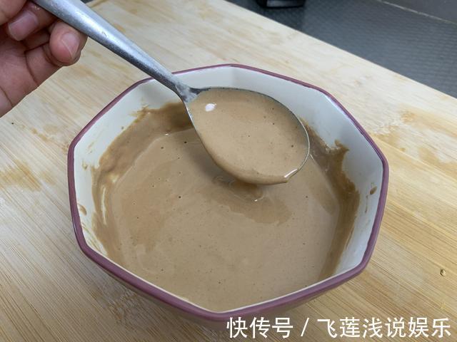 吃火锅|调芝麻酱到底用水还是用油?大厨教你正确做法,口感细腻味道香