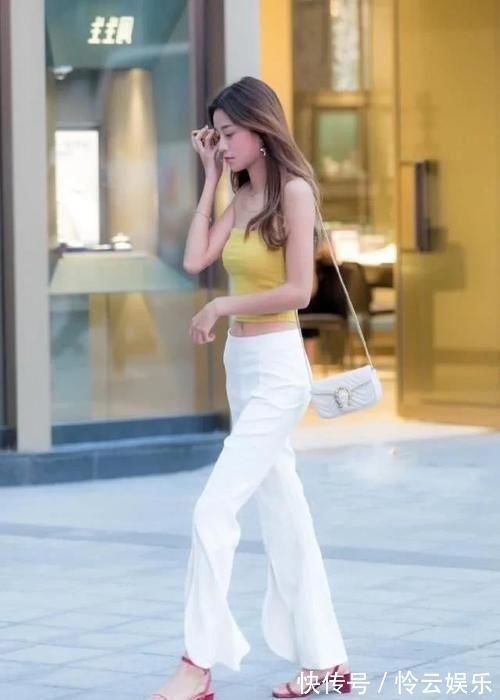 路人街拍,小姐姐身材苗条气质很好,白色 阔腿裤 简洁大方