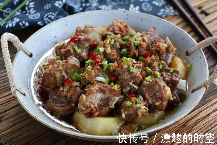 天热排骨别再炖了,教你懒人吃法,不加油不加水,出锅瞬间就吃光