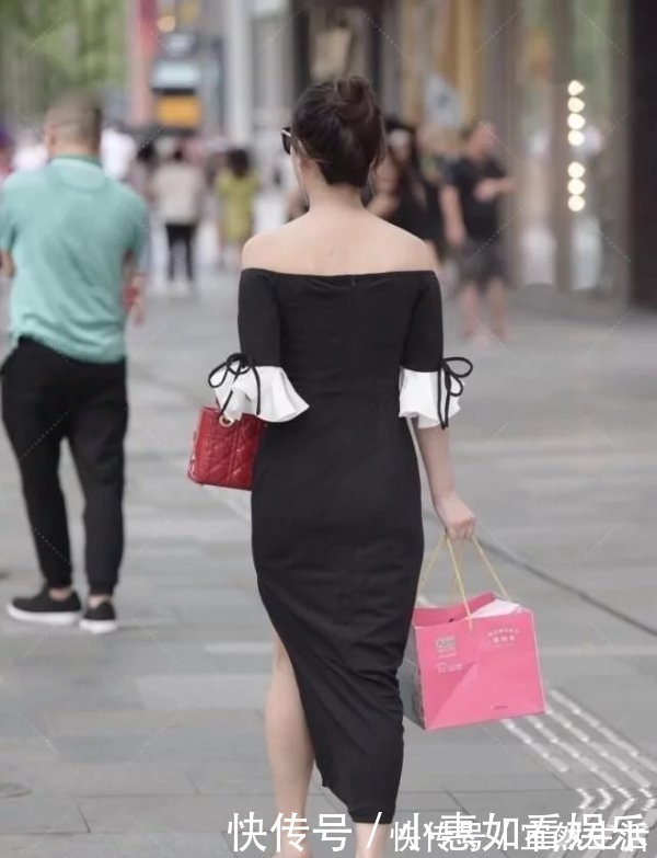 一字|黑色一字肩让造型美出优雅感,泡泡袖搭红色包包,穿出如画的美感