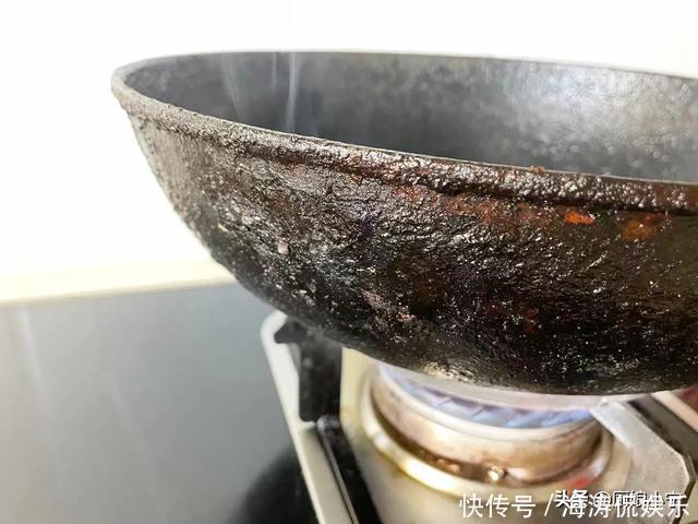 婆婆家锅底油垢太厚,巧媳妇只用1个小妙招,旧锅马上变新锅