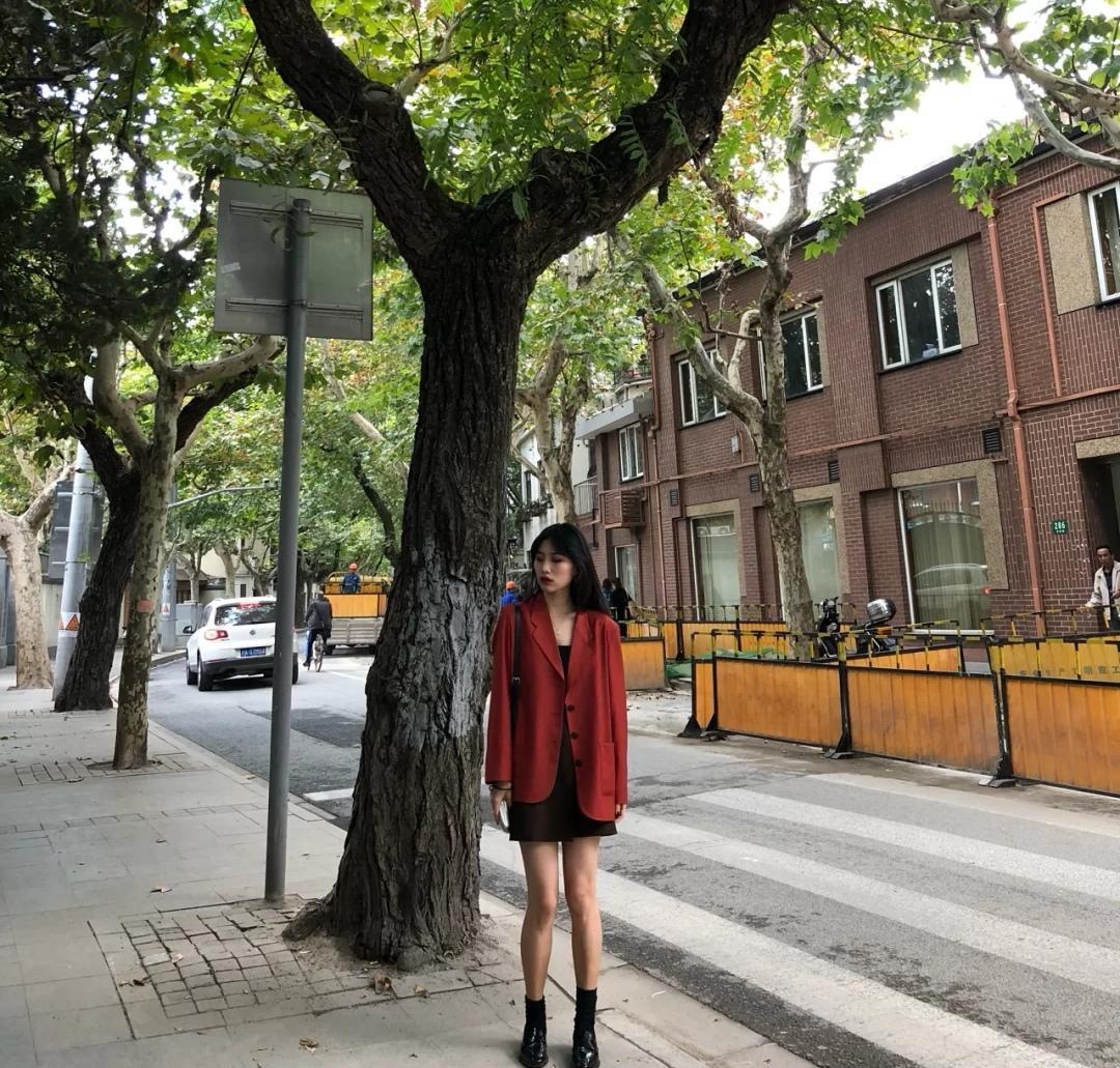 克拉拉带火了一种穿搭,叫“红色西装+牛杂短裤”,秀出高挑身材