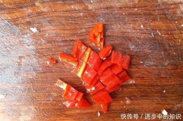 它的含铁量是菠菜的20倍，常吃眼睛变的更明亮，补血气色更好！