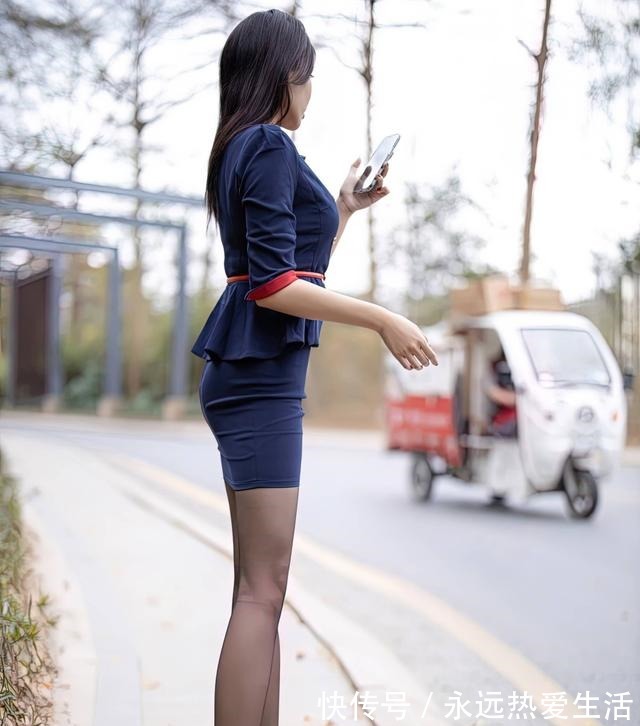 套装 深蓝色套装沉稳大气,给人更加经典优雅的感觉,彰显时尚气质!