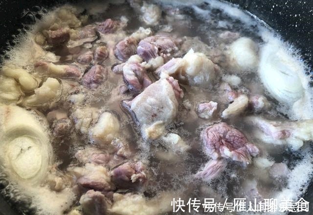 炖羊肉时,记住“1不放2不要”,炖好的羊肉没有膻味,羊汤鲜美