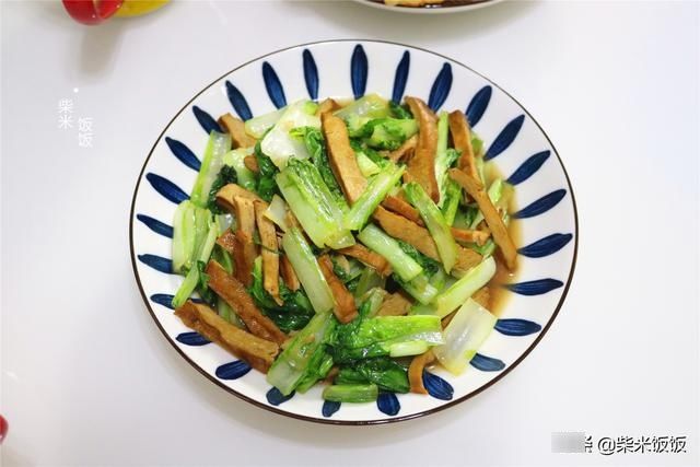 早餐不将就,想吃什么做什么,油条豆浆加炒菜,好做好吃