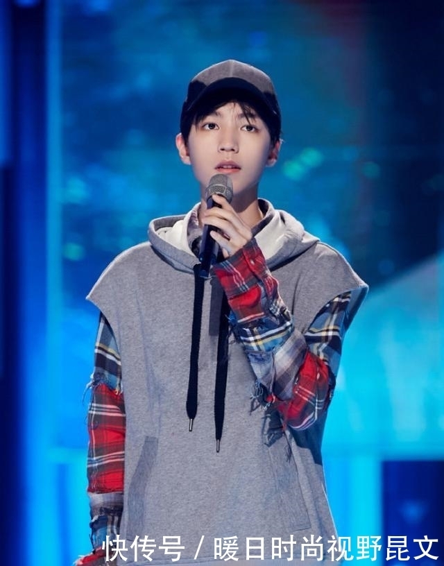 王俊凯低头弯腰听女生讲话,绅士风度拉满格,动作柔到想要谈恋爱