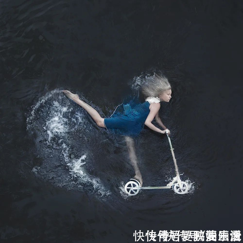 骑自行车|这画面真是绝了,女孩横躺在水里骑自行车,让人看上一眼就忘不了