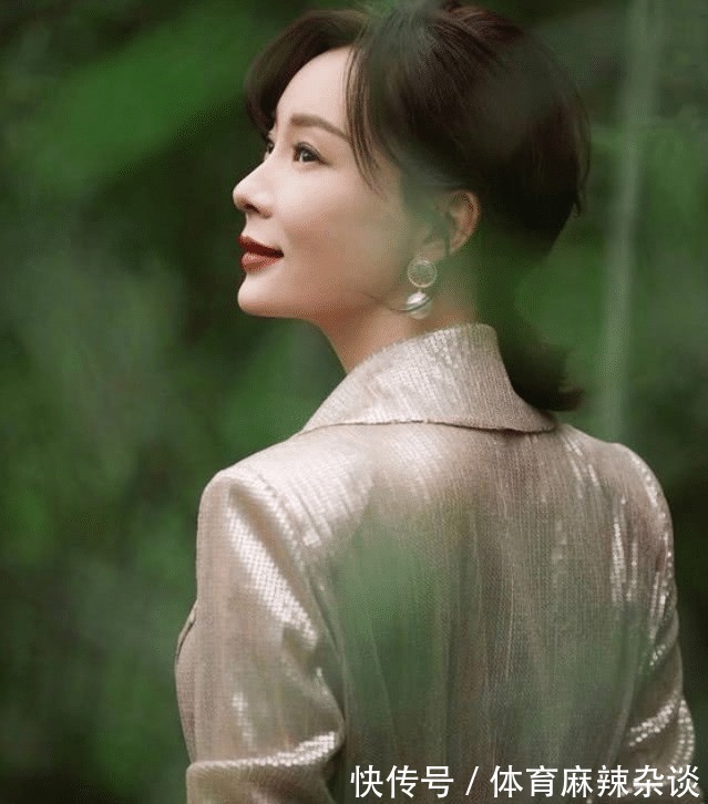 脸型 女人过了40岁尽量别留长发!推荐这3款发型,减龄又显气质