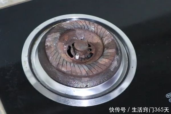 抓紧在灶台撒把食盐,10个家庭9个都需要,学会一年能省几百元