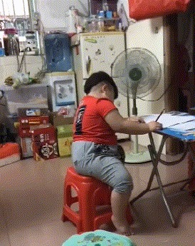 |搞笑GIF趣图不知道孩子是怎么了,一写作业就犯困!