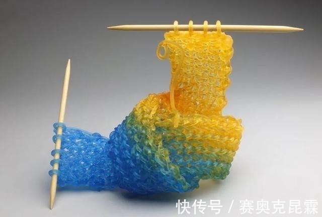 色彩#她是用玻璃雕塑“织毛衣”的第一人,这质感极其逼真!手太牛逼了