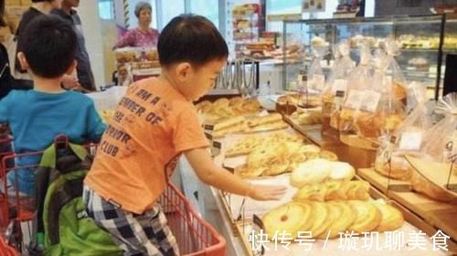 消费观|“不买就不走”,当孩子拿着玩具不放手时,奶奶的做法引路人点赞