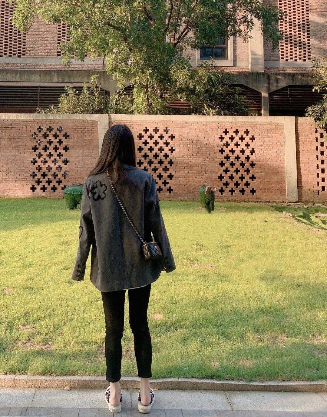 小蛮腰|秋天穿搭温度与风度并存,毛衣开衫搭配九分裤保暖舒适,漂亮大气