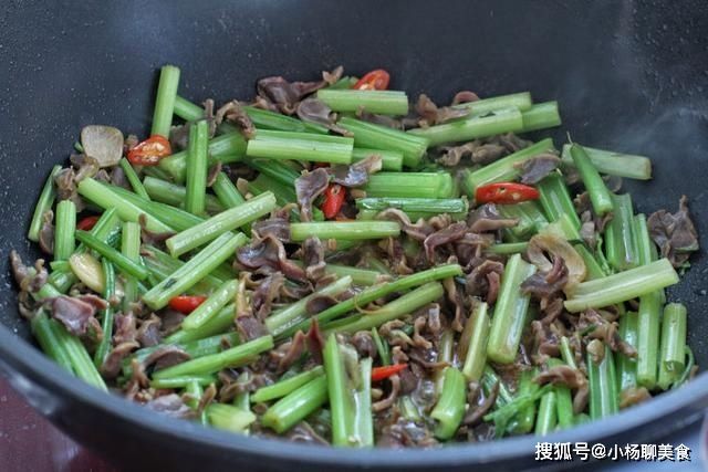 下酒菜当属炒鸡胗，想要脆嫩有1步不能省，没腥味更有嚼劲