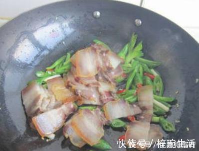 炒腊肉时，不要切好就炒，学会多做3步，腊肉鲜香入味，口感特好