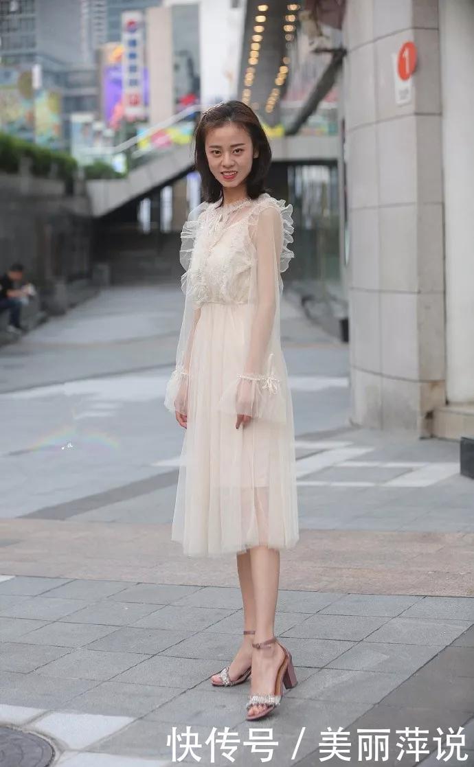 美女街拍时尚的女生爱穿高跟鞋,能够展现出她们的时尚气息