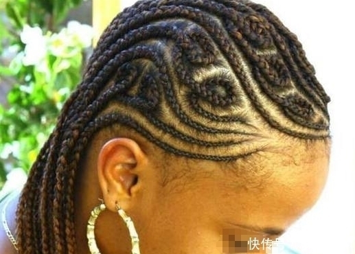 理发店|非洲女子来理发,理发师在头上看见心痛一幕,劝她不要再做头发了