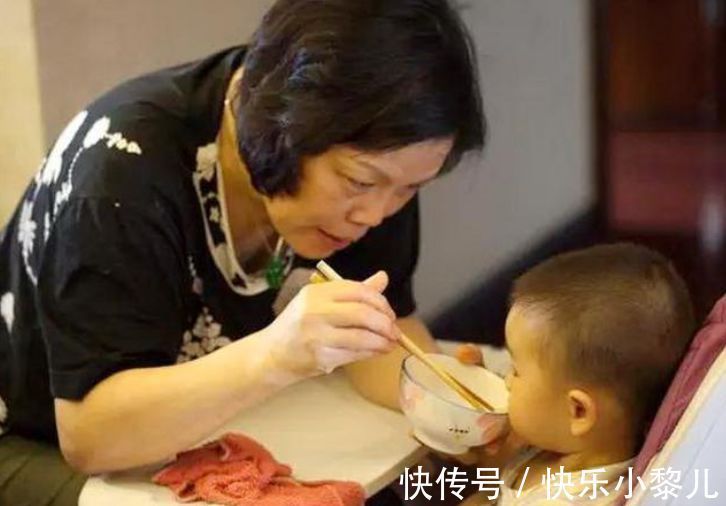 小餐桌|老人别再给宝宝这样喂辅食，若发现这些情况，妈妈要及时沟通