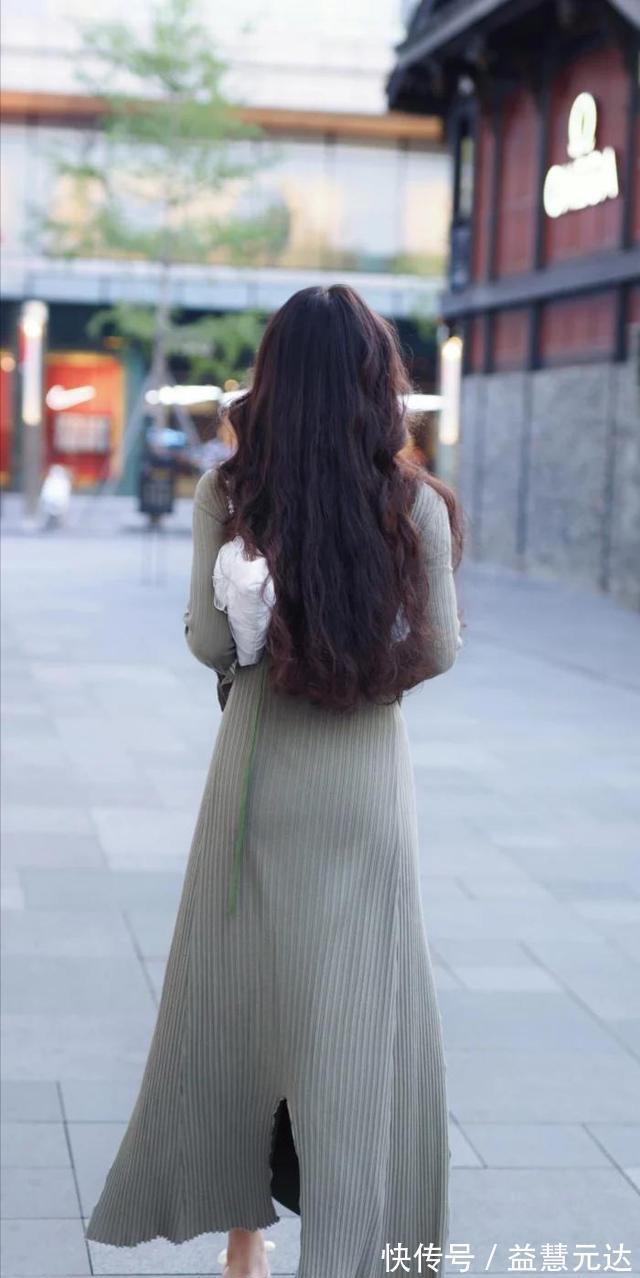 美女 小妹妹的裙子很有特色,绿V领毛线裙,绝色气质美女