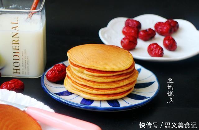 睡前拌好面糊，早上起来花3分钟一煎，这早餐饼又软又香