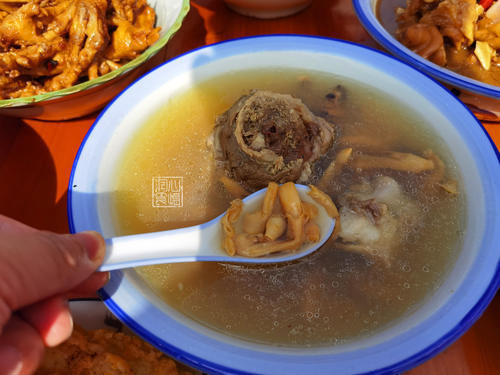 賓客們|參加農(nóng)村二舅60歲壽宴，隨了500元祝壽，18道菜剩大半：不敢恭維