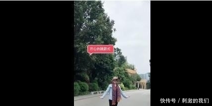 老外|老外模仿中国大妈拍照，画面过于真实！网友：撩水的不是我妈吗