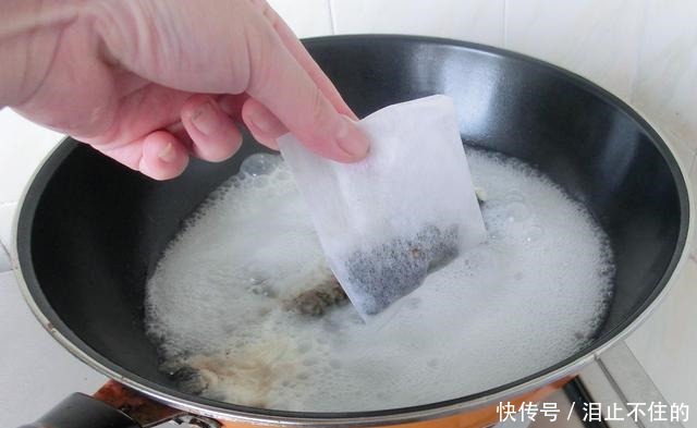 不管炖什么鱼汤,都不要放这“2种调料味”,做不对鱼又腥又难喝