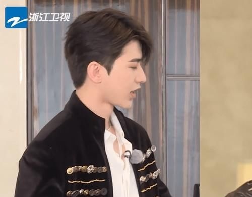 蔡徐坤《奔跑吧》预告耿直吐槽沙溢 却被反击穿得像是卖扣子的！